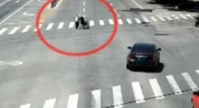 Китайский автомобилист блокировал трафик на оживлённой магистрали, сопровождая инвалида (Видео)