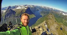 Австралийские экстремалы совершили полёты на вингсьютах в горах Норвегии. (Видео) 1