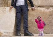 Самый высокий в мире мужчина и самая маленькая женщина приняли участие в совместной фотосессии возле Египетских пирамид. (Видео) 6