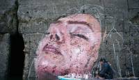 Гавайский художник создал гигантскую роспись на стене залива в Канаде в виде исчезающей с приливом женщины. (Видео) 5