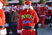 Тысячи разнополых «Санта - Клаусов» вышли на улицы Вуллонгонга, Лондона и Нью - Йорка + зомби вечеринка в Австралии (Видео) 95