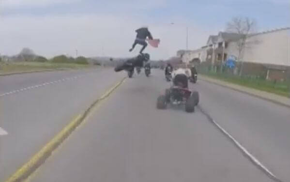 Мотоциклист, не заметивший квадроцикл на своём пути, оказался в полёте в США (Видео)