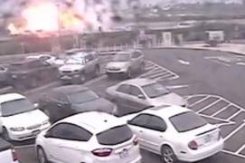 Крушение спортивного самолёта на автотрассе в Калифорнии попало на видео камеру.