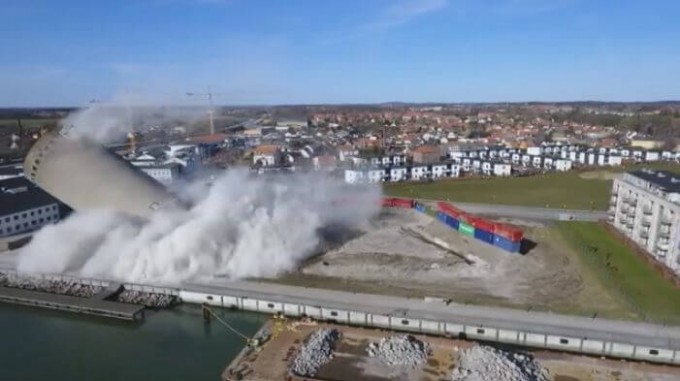 Снос силосной башни пошёл по незапланированному сценарию в Дании (Видео)