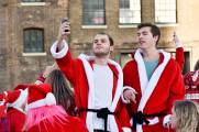 Тысячи разнополых «Санта - Клаусов» вышли на улицы Вуллонгонга, Лондона и Нью - Йорка + зомби вечеринка в Австралии (Видео) 99