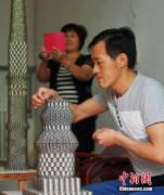 Китайский фермер создаёт скульптурные сооружения из монет. 4