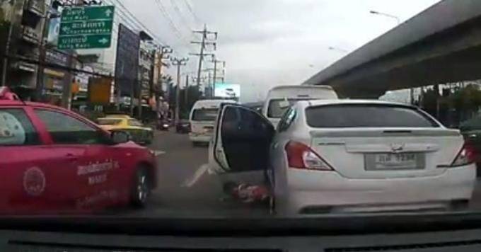 Ребёнок, выпавший из машины, чудом не попал под колёса в Тайланде (Видео)