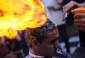 Египетские парикмахеры используют необычную технику для выпрямления волос (Видео)