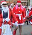 Тысячи разнополых «Санта - Клаусов» вышли на улицы Вуллонгонга, Лондона и Нью - Йорка + зомби вечеринка в Австралии (Видео) 93