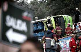 Туристический автобус без крыши упал с обрыва в Перу (Видео) 1