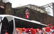 Тысячи разнополых «Санта - Клаусов» вышли на улицы Вуллонгонга, Лондона и Нью - Йорка + зомби вечеринка в Австралии (Видео) 125
