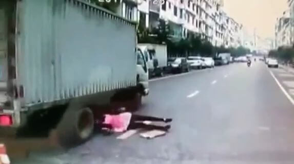 Грузовик чуть не проехал по голове, попавшей под колёса китаянки (Видео)