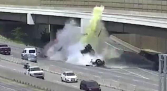 Грузовик с химикатами врезался в барьер под мостом в Канзасе. (Видео)