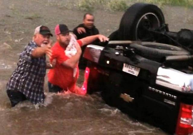 Драматический момент спасения детей из тонущего автомобиля был снят на камеру в Техасе