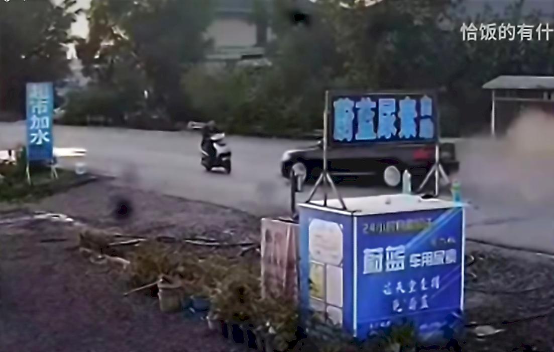 Китаец пережил столкновение с легковушкой, лишившей его скутера и попал на видео