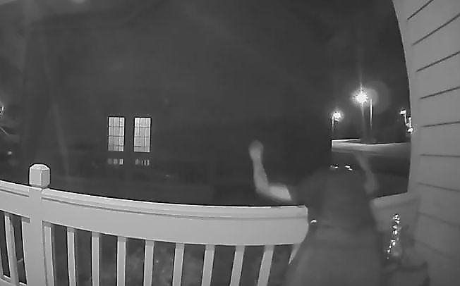 Неадекватный ночной гость попытался выломать дверь своей головой (Видео)