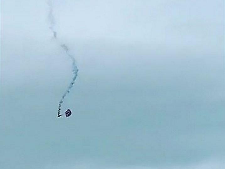 Парашютист, совершив жёсткое приземление с высоты 1500 метров, отделался синяками в Британии ▶
