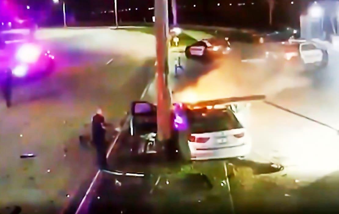 Легковушка, пролетевшая мимо полицейских экипажей, врезалась в столб и попала на видео в США