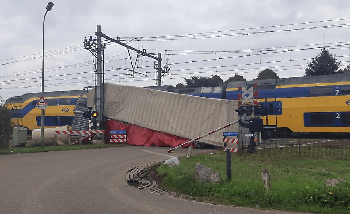 Пассажирский состав снёс застрявший на путях грузовик в Голландии