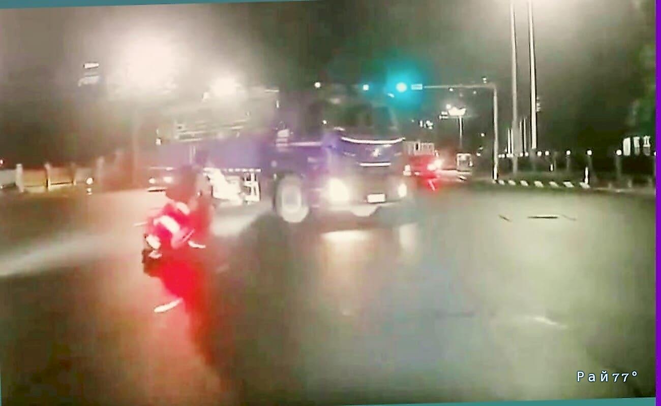 Скутерист едва не угодил под грузовик и попал на видео в КНР Скутерист едва не угодил под грузовик и попал на видео в КНР