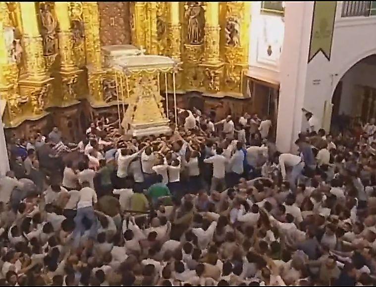 Толпы паломников, в рамках религиозного события, взяли приступом перила в испанском храме ▶