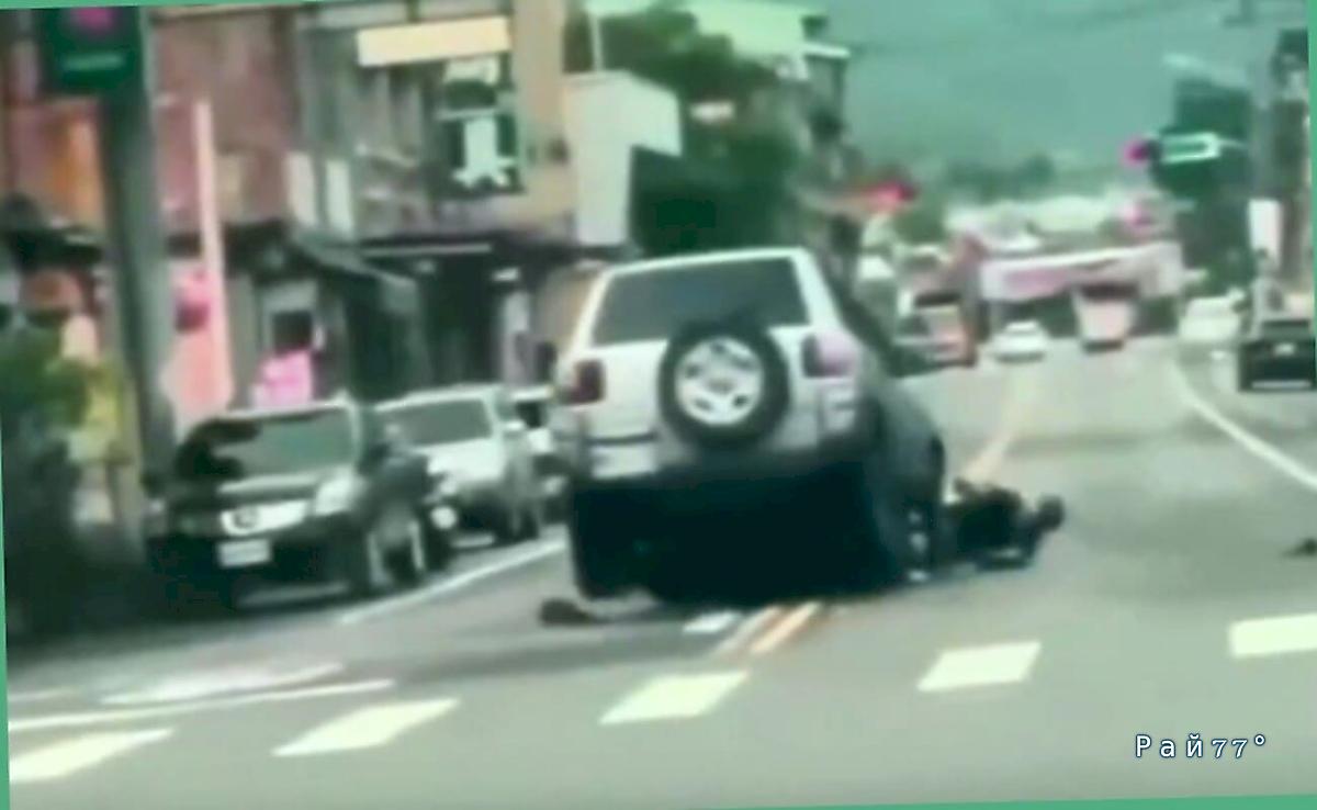 Водитель внедорожника не заметил мотоциклиста на своём пути ▶️