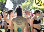 Активисты «восстания вымирающих» устроили полуголое шествие по улицам Мельбурна ▶ 0