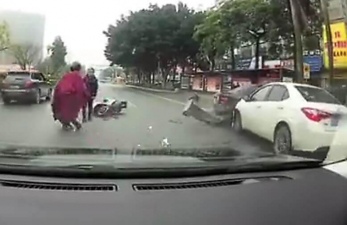 Два автомобиля столкнулись из-за мотоциклистов, не поделивших дорогу в Китае ▶