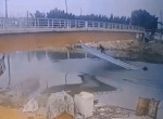 Лодка любителя водных путешествий «воткнулась» носом в мост