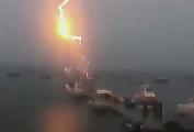 Молния поразила яхту, пришвартованную возле бостонской гавани ▶