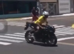 Мотоциклист, совершая зрелищный трюк, упустил свой байк, который остановила легковушка