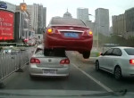 Приземление легковушки на крыше другого автомобиля попало на видео в Китае
