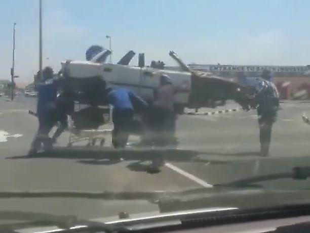 Рабочие на продуктовых телегах транспортировали кузов автомобиля в ЮАР ▶