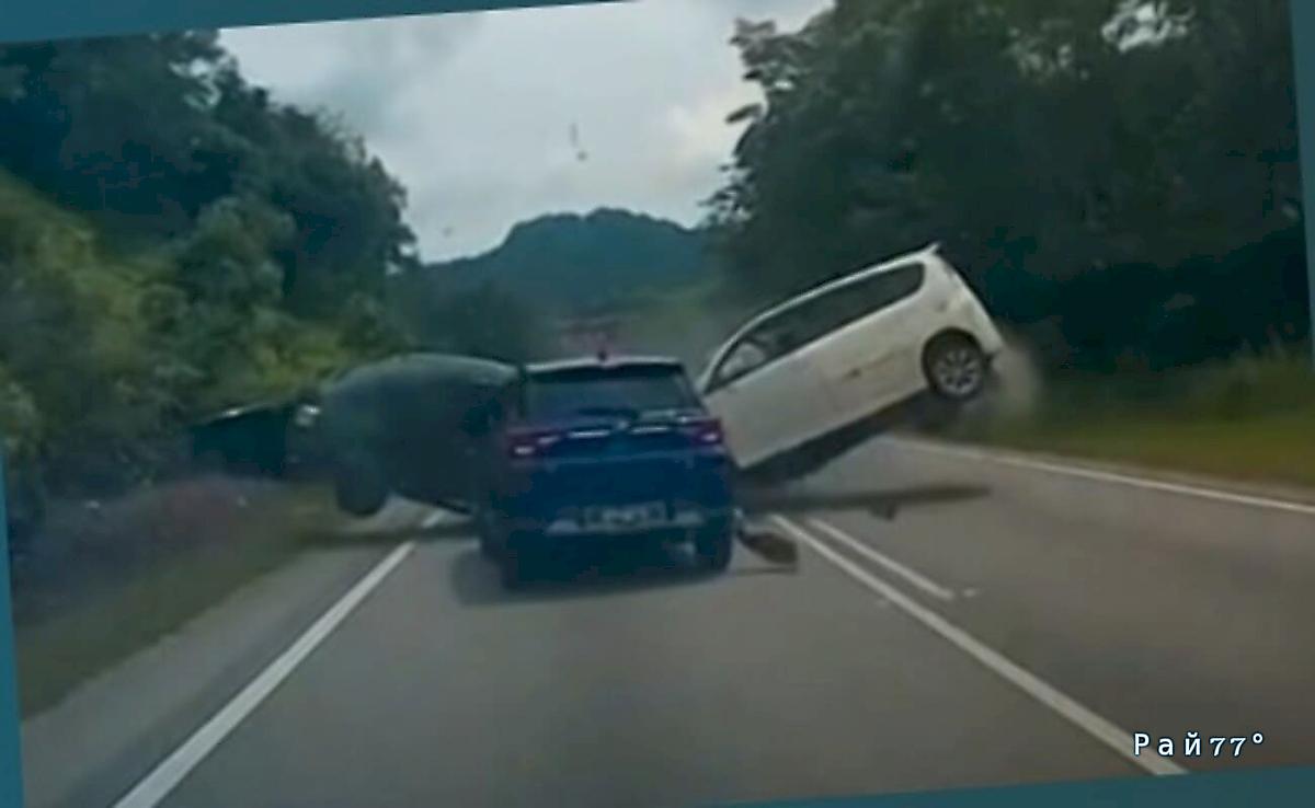 Сокрушительная авария трёх автомобилей попала на видео в Малайзии Сокрушительная авария трёх автомобилей попала на видео в Малайзии