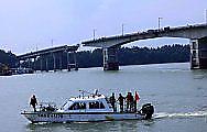 Судно-контейнеровоз обрушило часть моста в Китае: видео 3