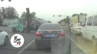 Взбесившийся механик угнал вилочный погрузчик и устроил погром на трассе в Китае (Видео)