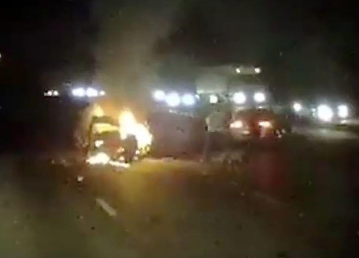 Дальнобойщик вытащил женщину из горящего автомобиля за несколько секунд до взрыва