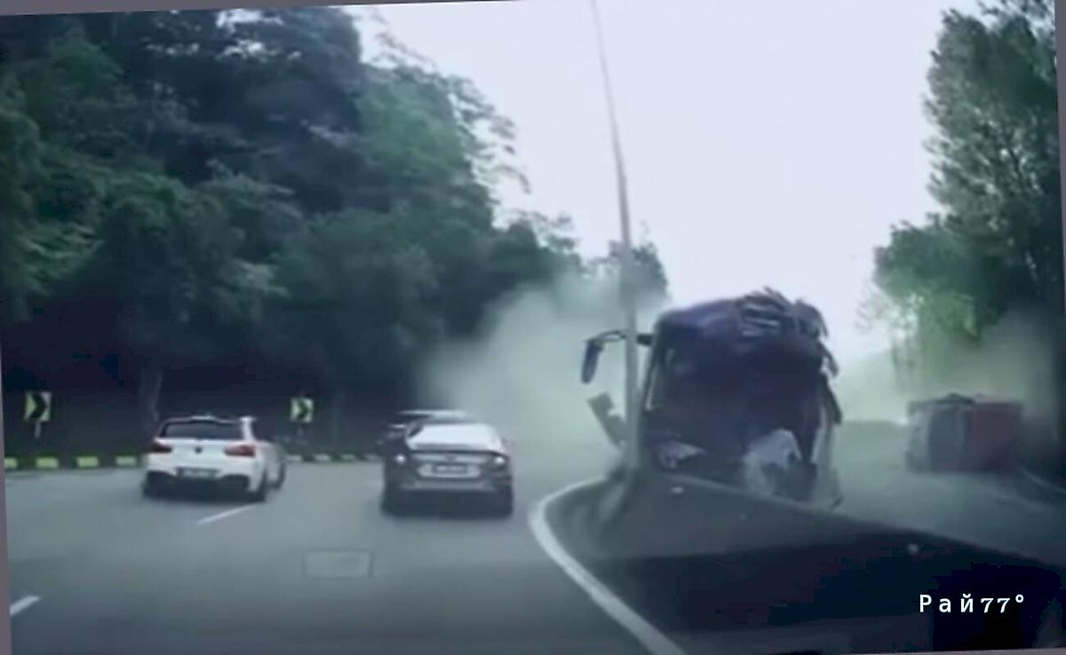 Два автобуса с туристами и внедорожник угодили в ДТП в Малайзии ▶️ Два автобуса с туристами и внедорожник угодили в ДТП в Малайзии ▶️