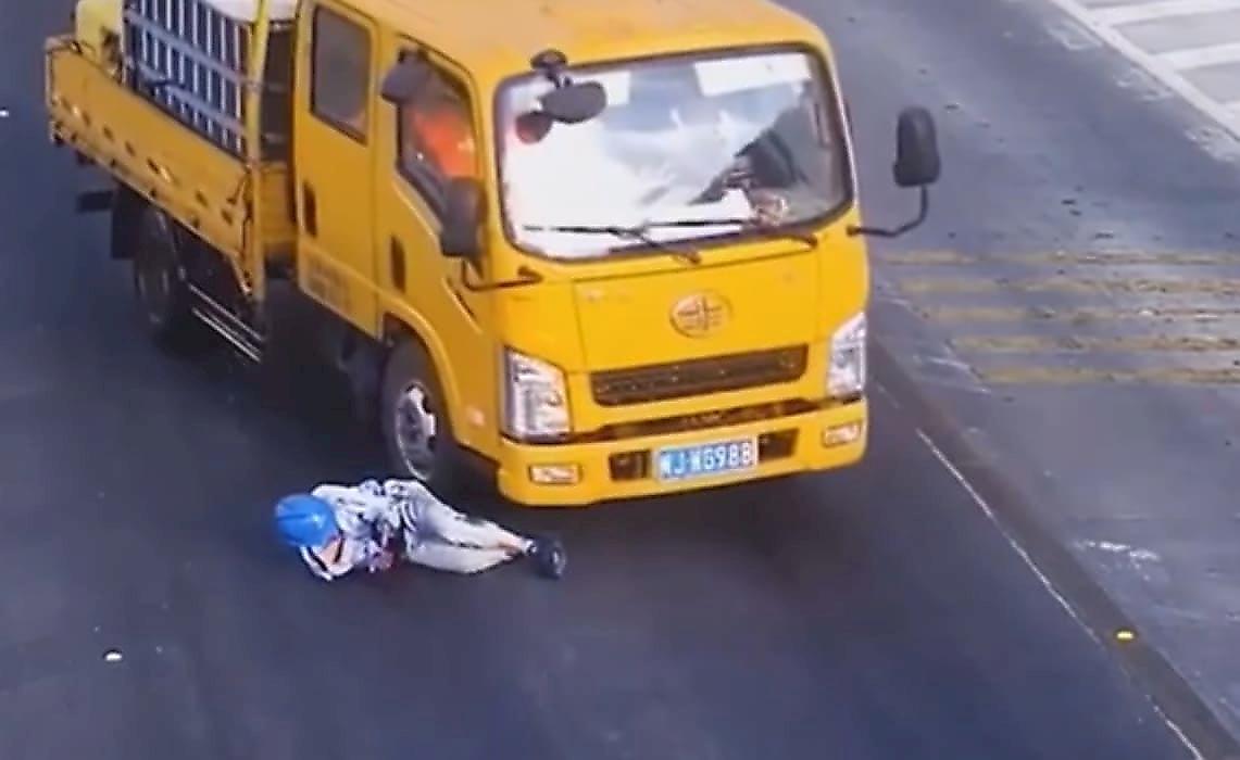 Мотоциклист лишился шлема и штанов после столкновения с грузовиком в Китае