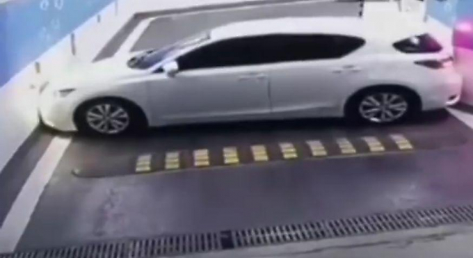 Водитель, сдавая задним ходом, виртуозно совершил «параллельную парковку» ▶
