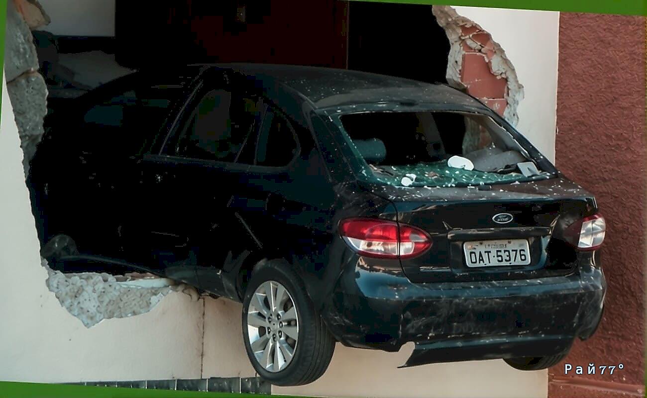 Автомобиль пробил стену парковки и завис в 20 метрах от земли ▶️