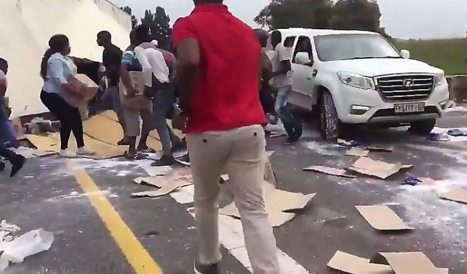 Толпа местных жителей разграбила перевернувшуюся фуру, перевозившую стиральный порошок в ЮАР ▶