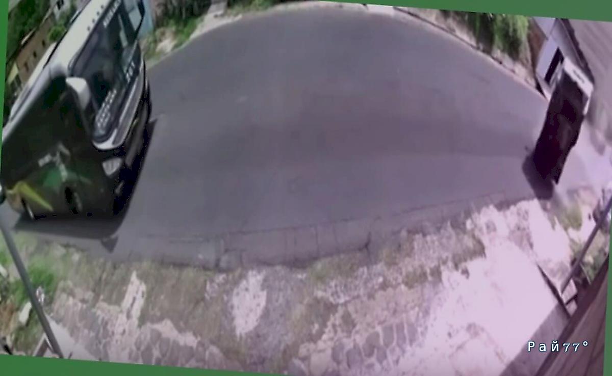 Из-за легковушки, выехавшей на встречку, опрокинулся фургон в Сальвадоре ▶️