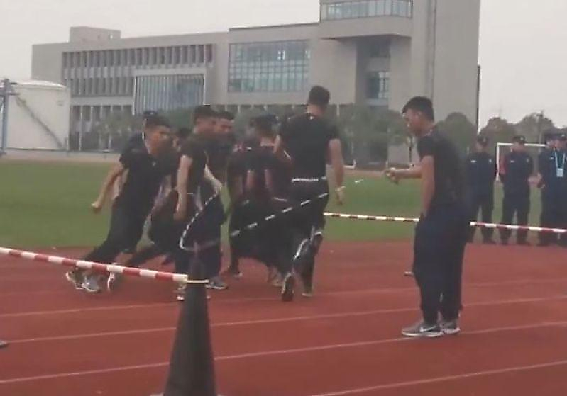 Китайские пожарные продемонстрировали навыки в прыжках через скакалку ▶