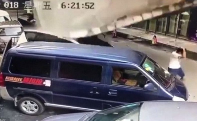 Момент обрушения ресторана из-за взрыва газового баллона, попал на видеокамеру в Китае
