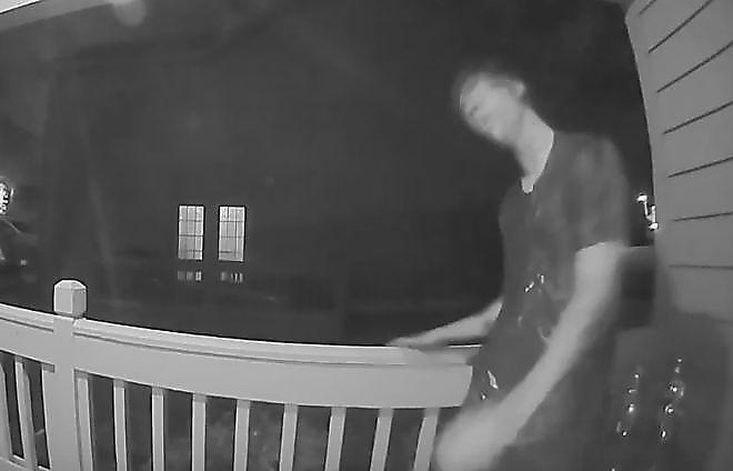 Неадекватный ночной гость попытался выломать дверь своей головой (Видео)