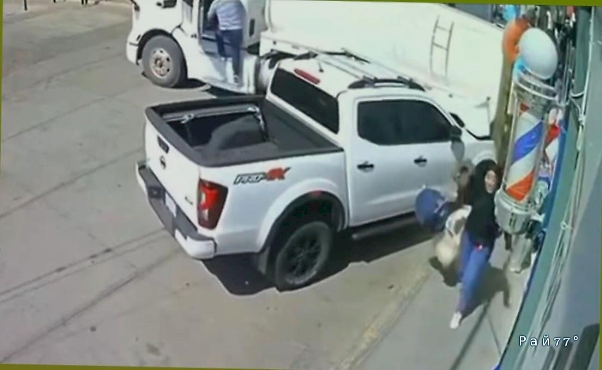 Укатившаяся цистерна чудом не раздавила местную жительницу со шляпами