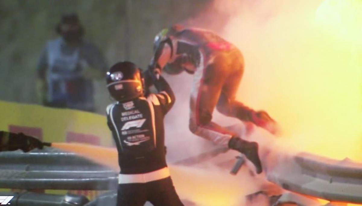 Французский гонщик чудом спасся из загоревшегося болида на Гран-при Бахрейна