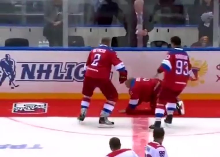 Путин, приветствуя хоккейных болельщиков, не заметил ковровой дорожки на своём пути ▶