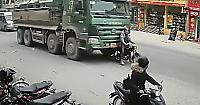 Странная авария, когда грузовик прокатил мотоциклиста, попала на видео во Вьетнаме